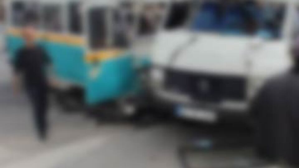 İşçi taşıyan servis minibüsleri çarpıştı