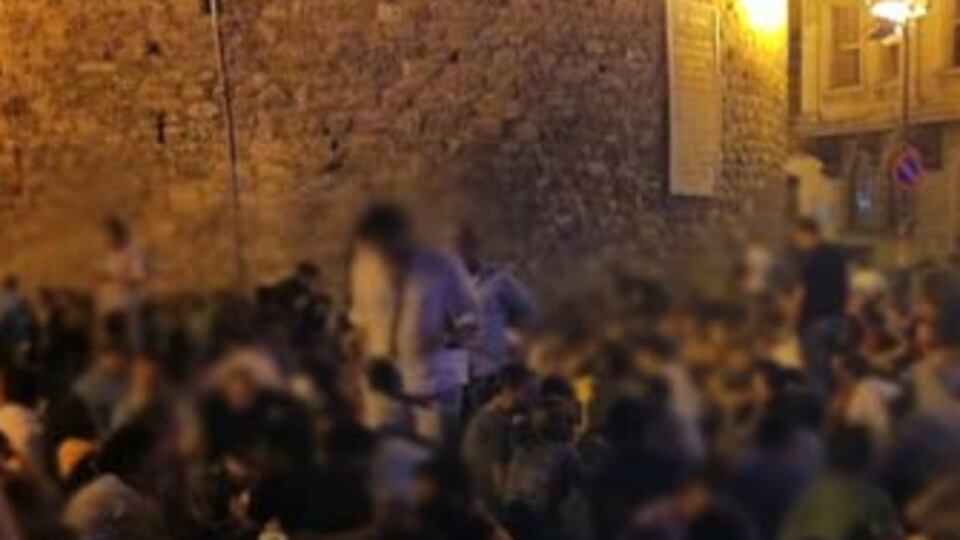 Galata Kulesi altında 'entel' rezillik!