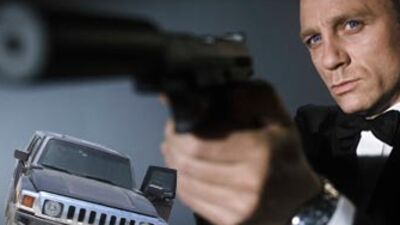 James Bond'u solladı!