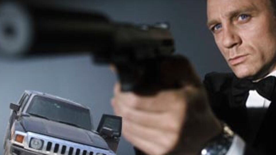 James Bond'u solladı!