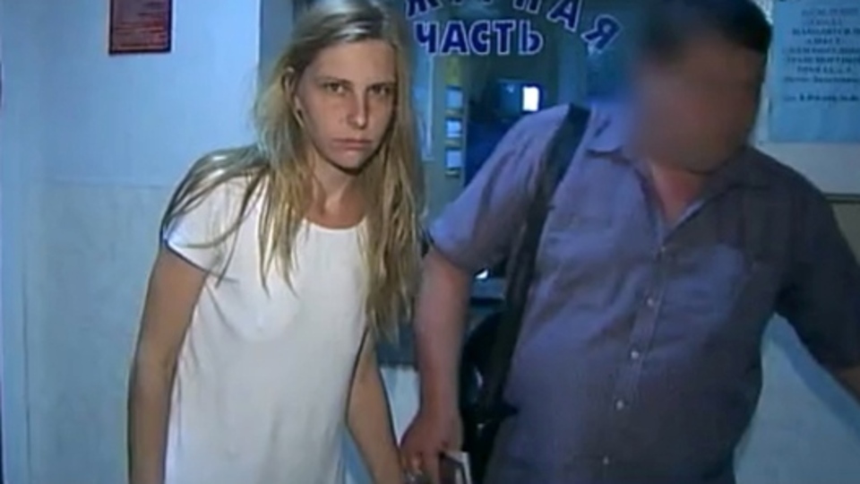 İki çocuğunu balkondan attı