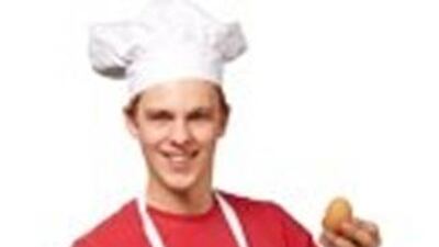 Erkek mutfakta mutlu