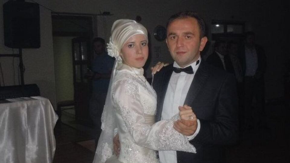 Polis memuru evinde ölü bulundu