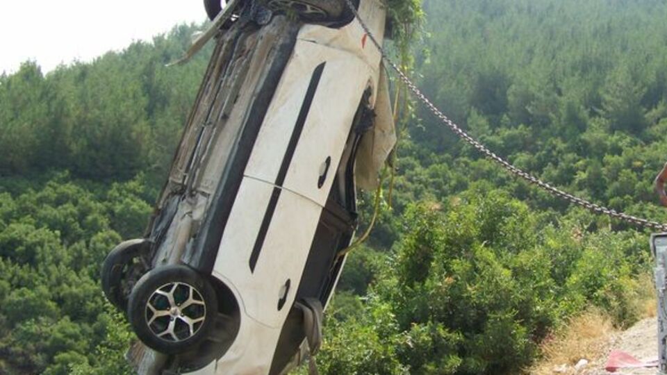 Otomobil uçuruma yuvarlandı: 2 ölü