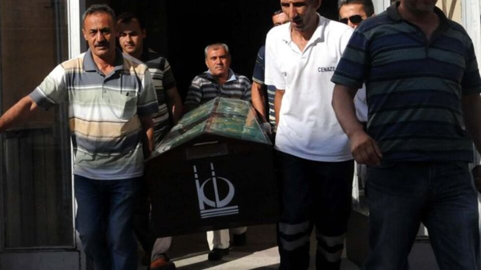 Sevgilisinin boğazından keserek öldürdü!