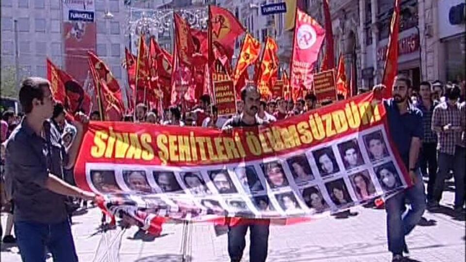 Taksim'de Sivas olayları yürüyüşü