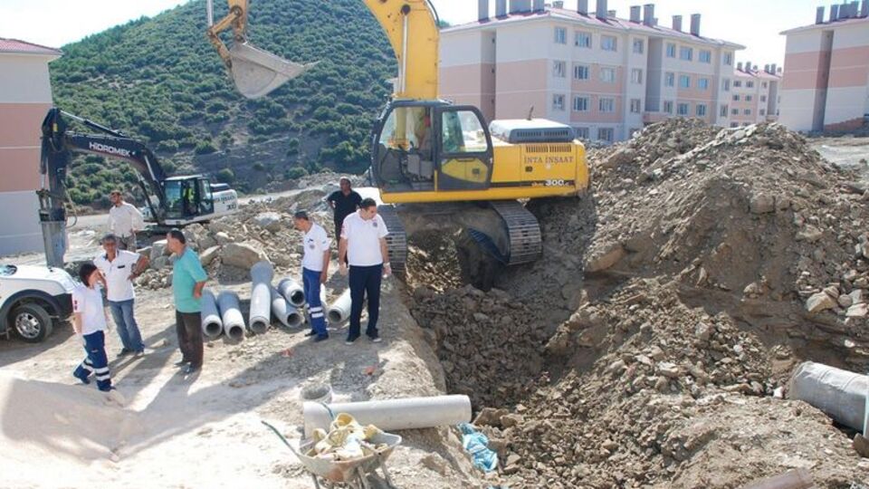 Kepçe işçinin kafasını kopardı!