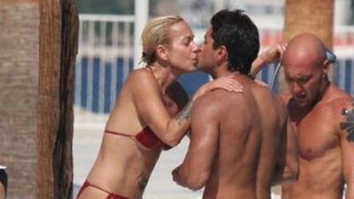 Genç sevgilisiyle çok mutlu!