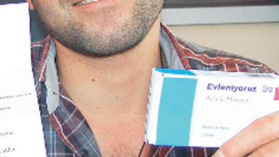 'İlaç' gibi evlilik davetiyesi