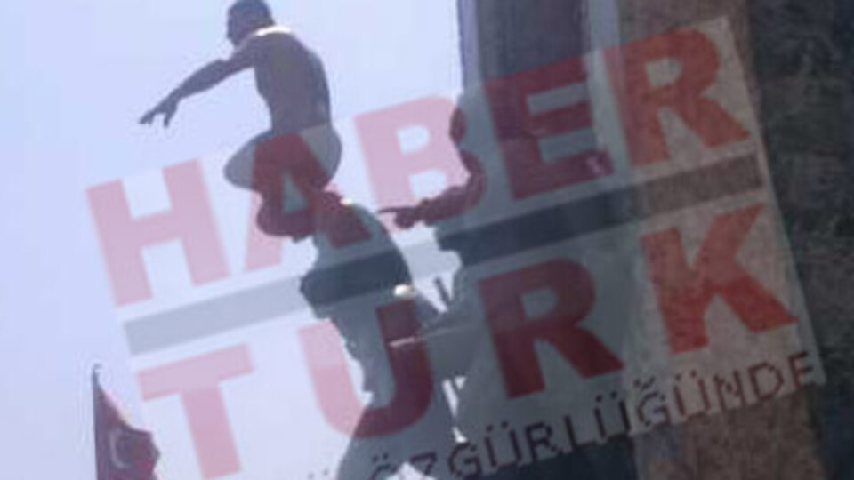 Taksim Meydanı'nda çıplak şoku!