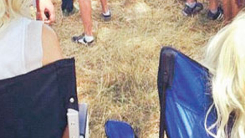 Ajda'nın yanındaki kim?