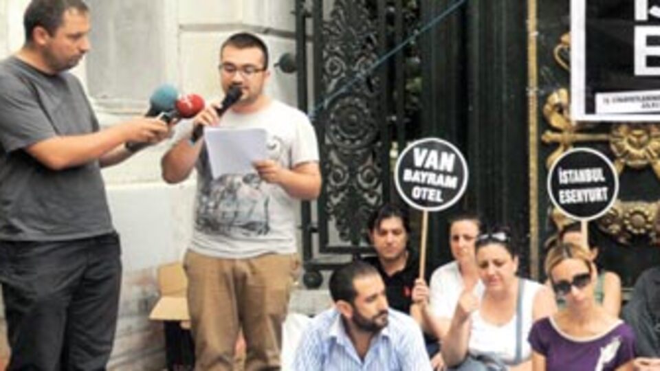 Taksim'de 'siyah şemsiyeler'