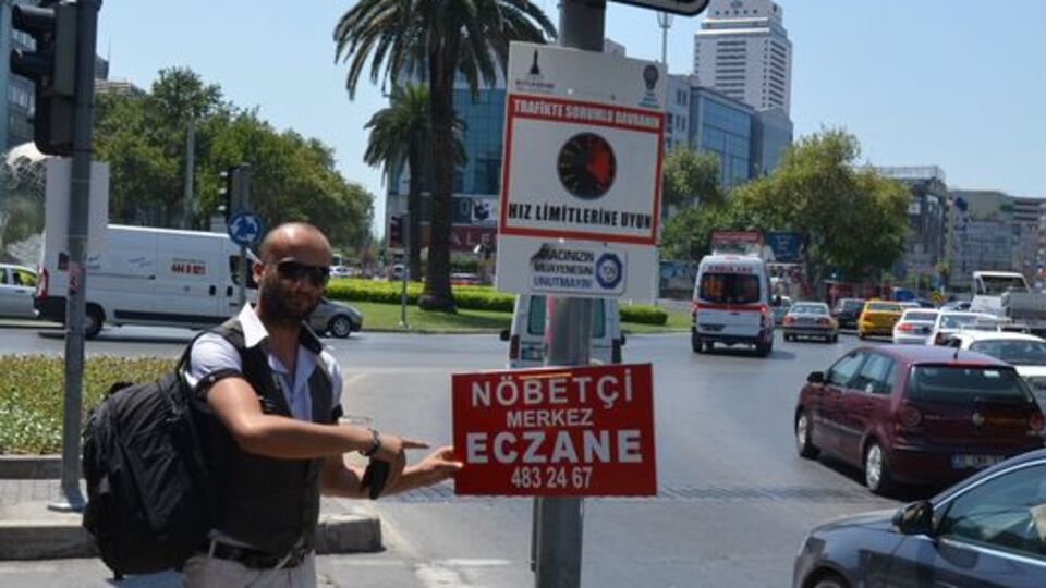 Trafik lambasına eczane levhası!