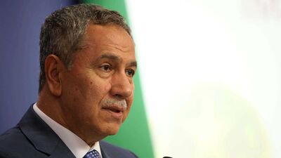 Arınç mikrofonu unuttu!