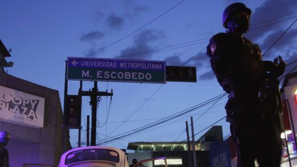 Çeteler gazeteye saldırdı