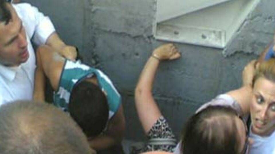 Metrobüs durağı çöktü!