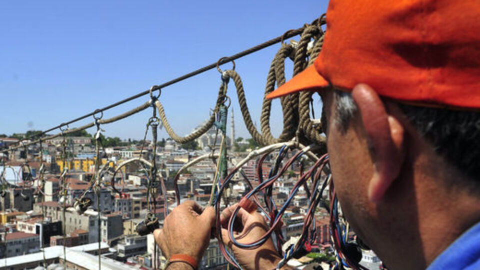 İstanbul camilerine mahyalar asılıyor