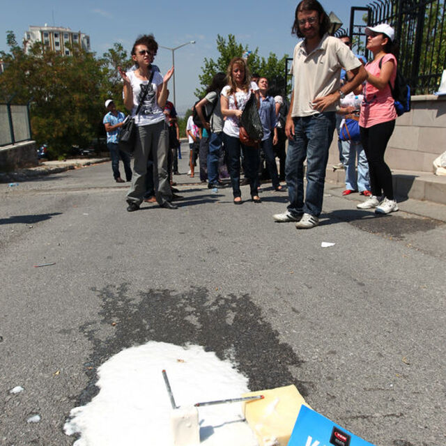 Atanmayan öğretmenlerden ilginç eylem
