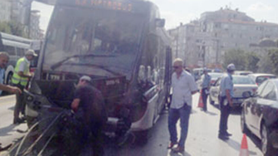 Metrobüs karıştı!