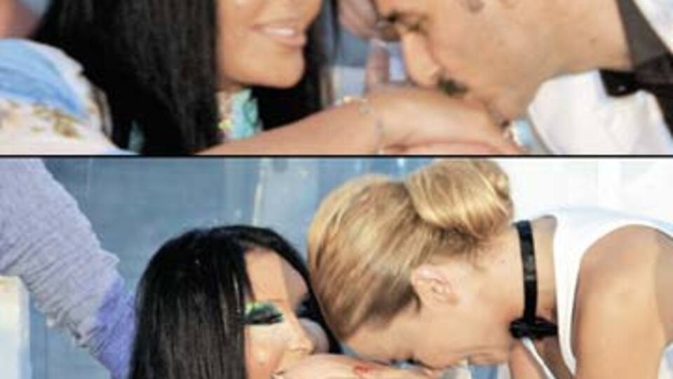 Diva'nın eli öpülür