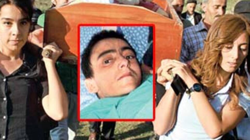 Tabutunu kadınlar omuzladı!