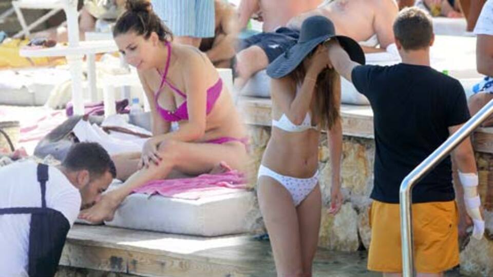 Mazhar ayak Tuğba el öptü