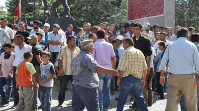 Köylüler yol kesti: 4 asker 1 polis yaralı