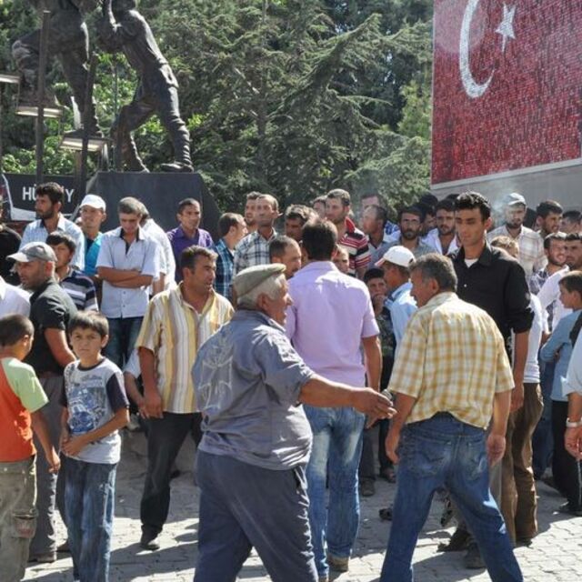 Köylüler yol kesti: 4 asker 1 polis yaralı