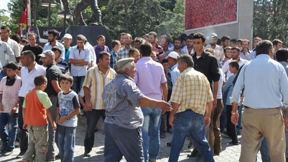 Köylüler yol kesti: 4 asker 1 polis yaralı