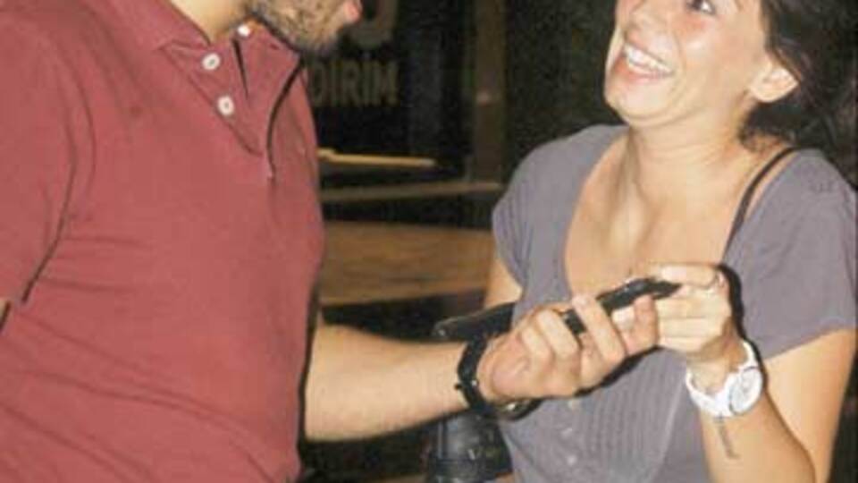 Kıskanç sevgili SMS inceledi