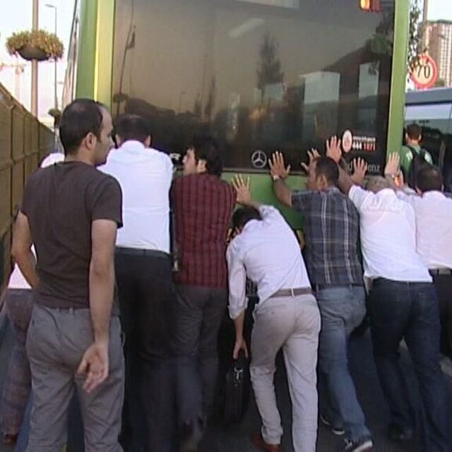 Yolcular arıza yapan metrobüsü itekledi