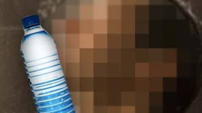 Banyo yaparken kaydı şişenin üstüne düştü!