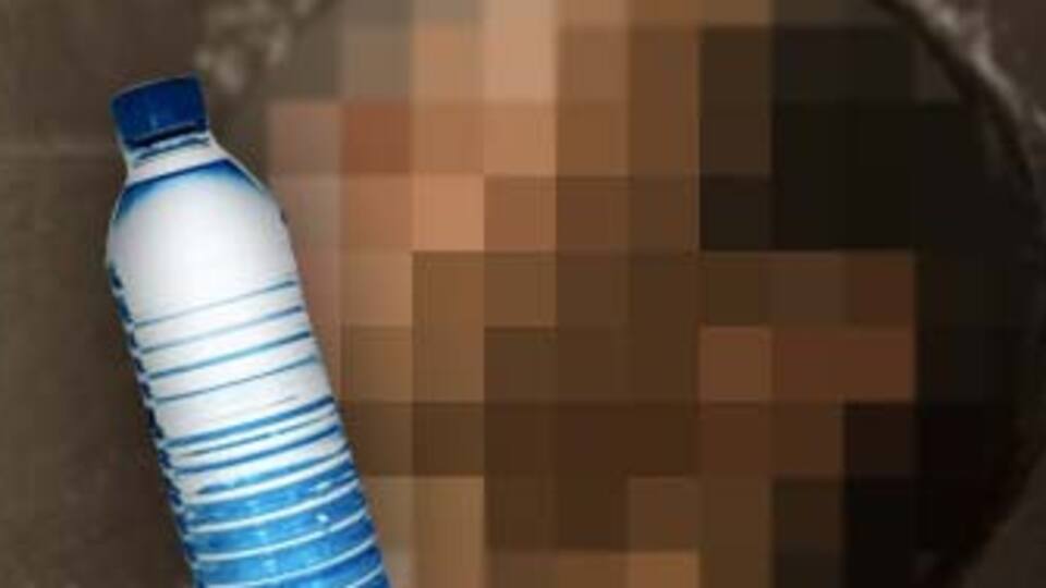 Banyo yaparken kaydı şişenin üstüne düştü!