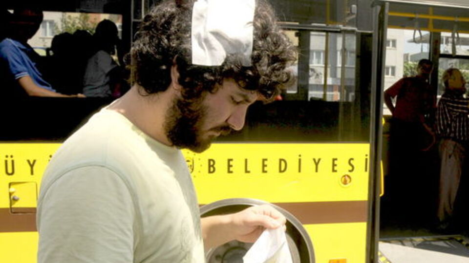 Otobüs beklerken başından vuruldu!