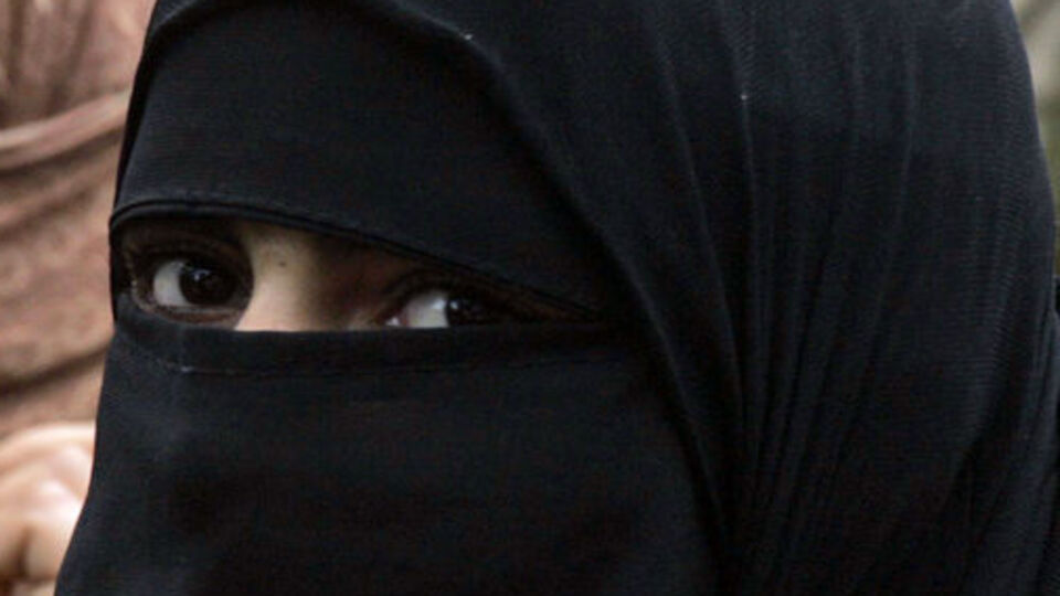 Peçe takmayana kezzap