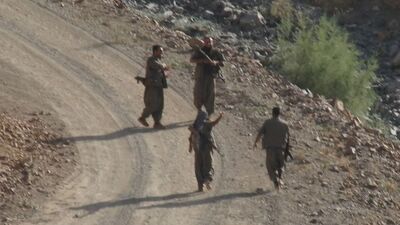 PKK'lılar yol kesip araçları yaktı