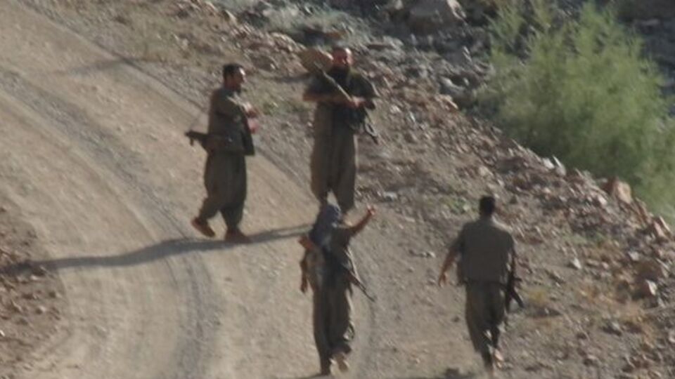 PKK'lılar yol kesip araçları yaktı