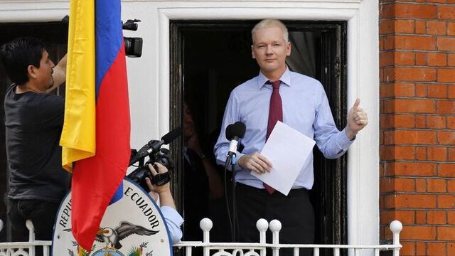Assange ABD'yi balkondan uyardı