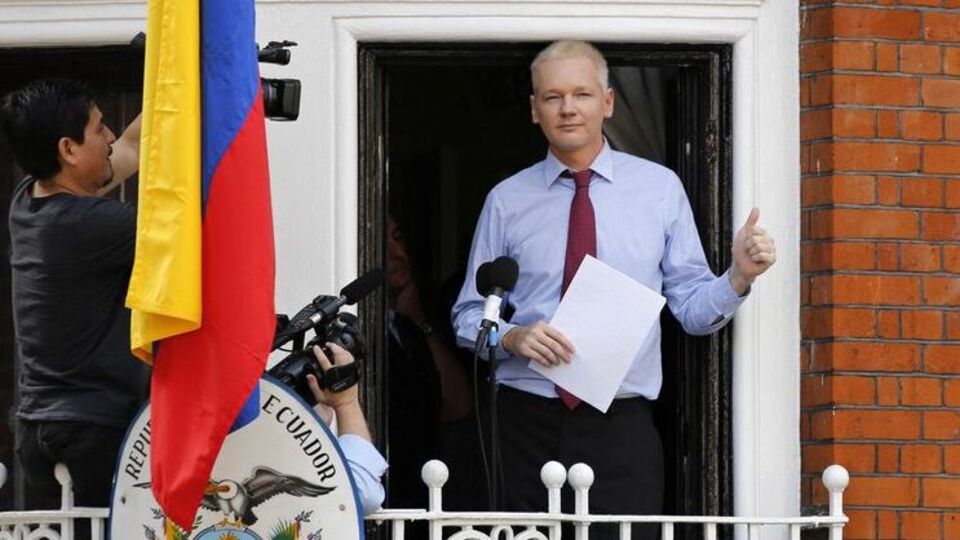 Assange ABD'yi balkondan uyardı