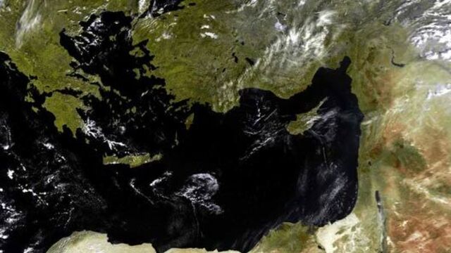 Doğu Akdeniz casus kaynıyor