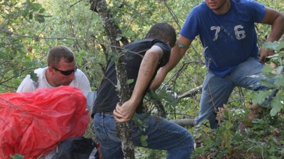 2 paraşütçüyü ağaçlar kurtardı...