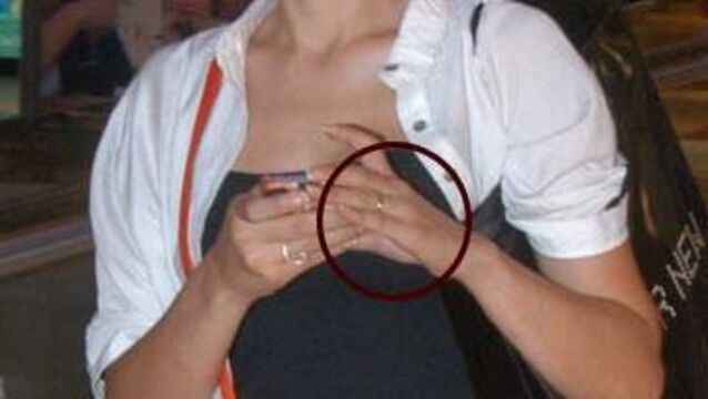 İffet'e bir haller oldu!