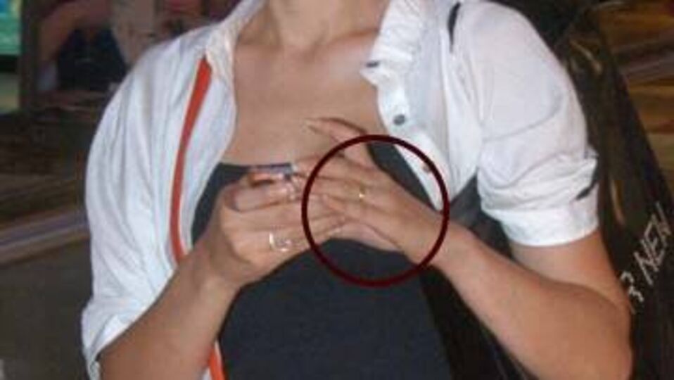 İffet'e bir haller oldu!