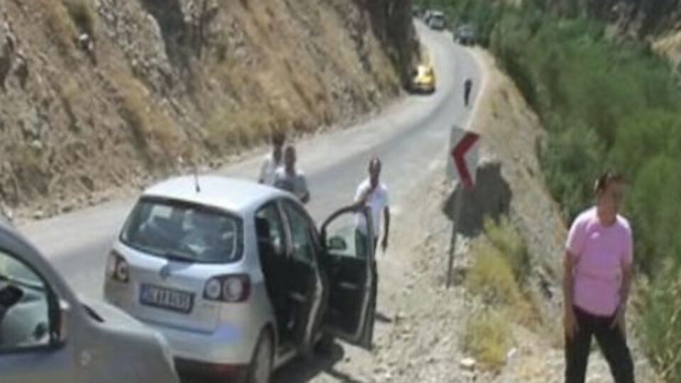 Teröristler Şemdinli'de yol kesti