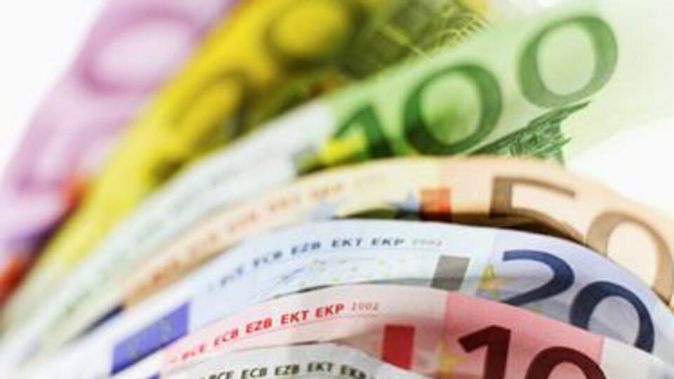 Uçtu, uçtu euro uçtu!