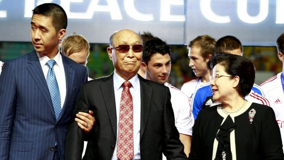 Milyarlık tarikat yasta