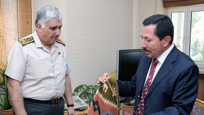 Al bu kilimi... Sen de al bu plaketi...