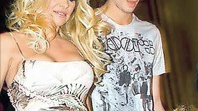 Pamela 23'lük aşkıyla eğlendi