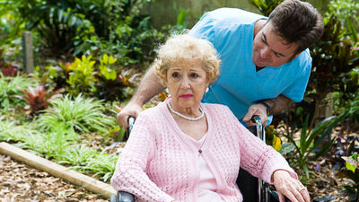 Alzheimerlılar özel ellerde