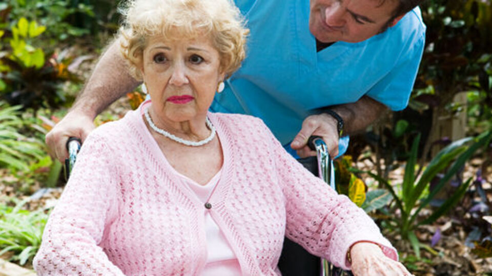 Alzheimerlılar özel ellerde